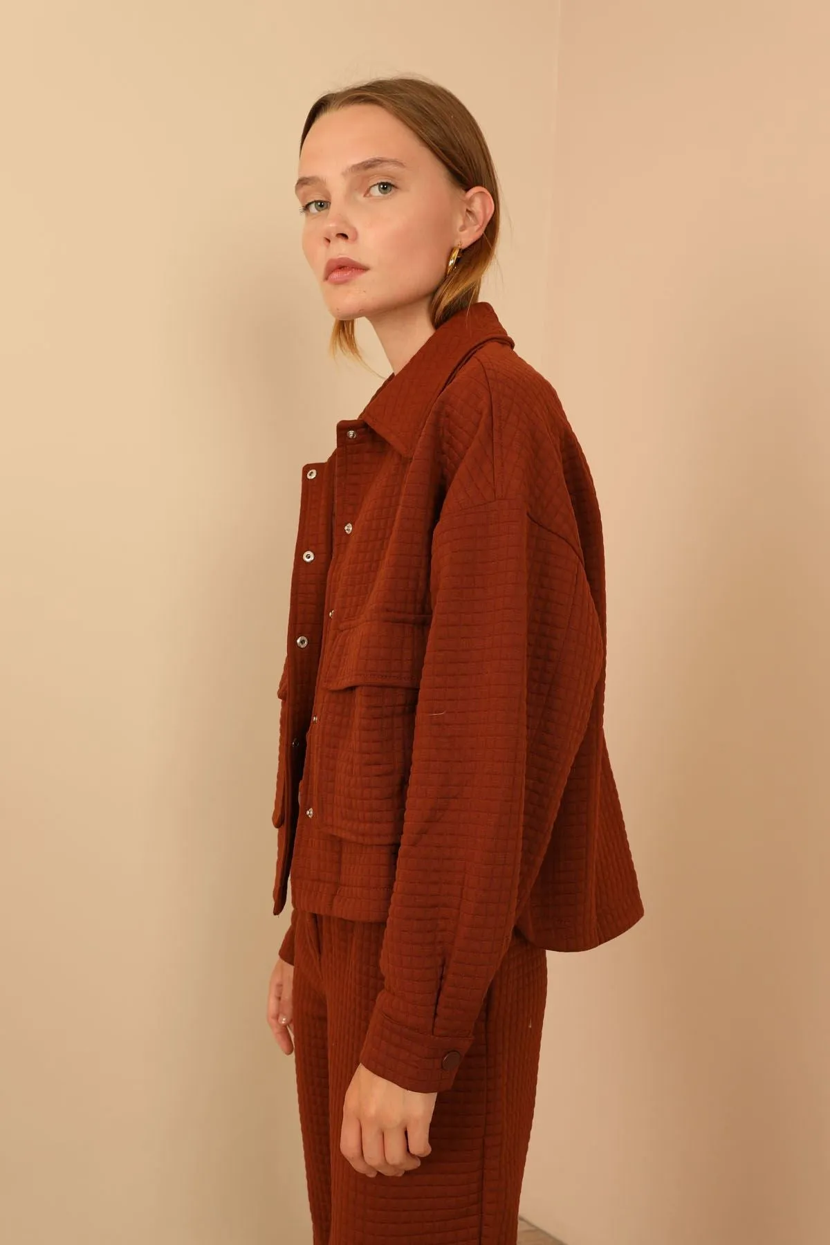 KKT Quilted Fabric Long Sleeve Shirt Collar Hip Height Oversize Button Up Women Jacket - Brown - Écija