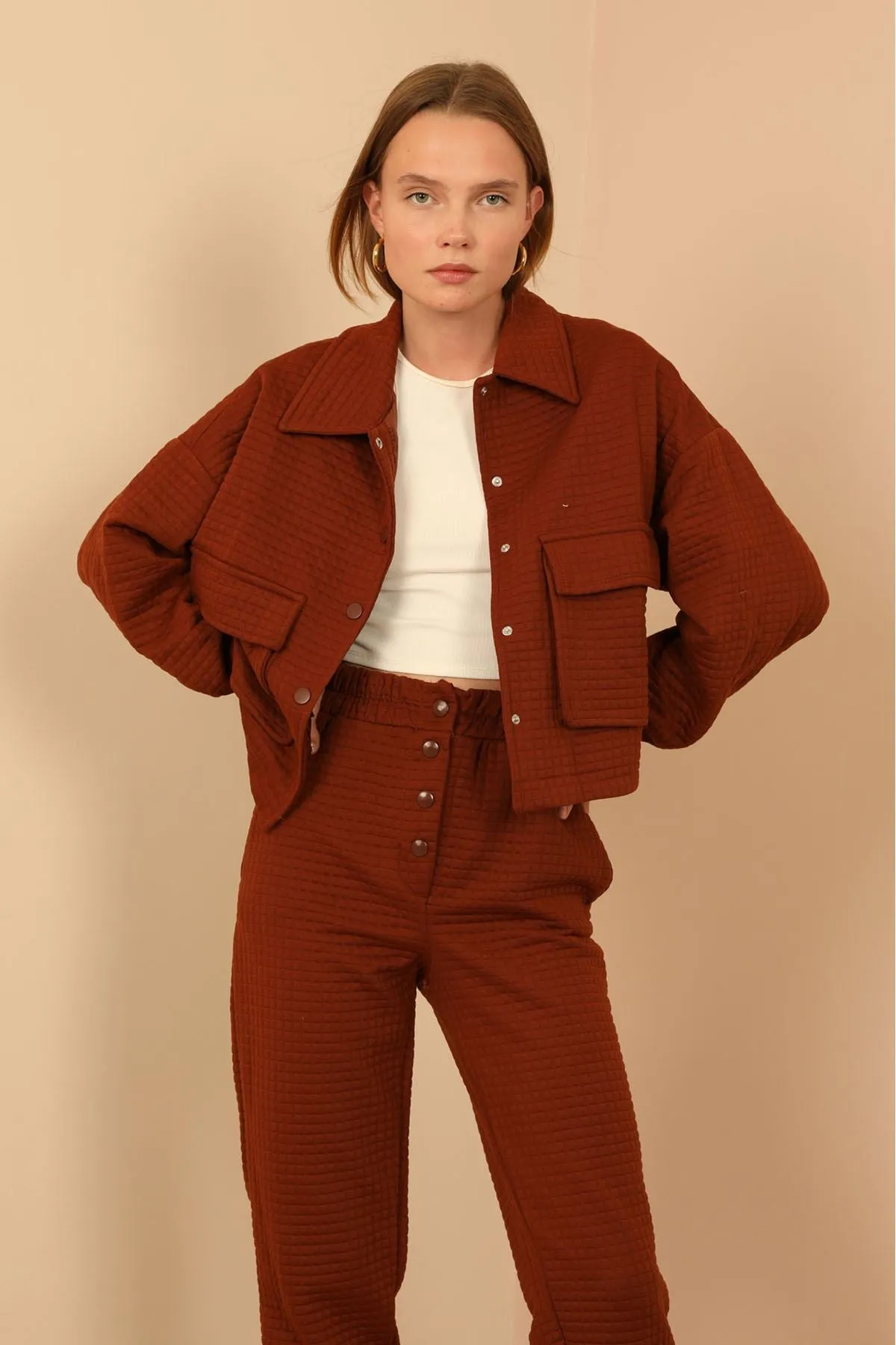 KKT Quilted Fabric Long Sleeve Shirt Collar Hip Height Oversize Button Up Women Jacket - Brown - Écija