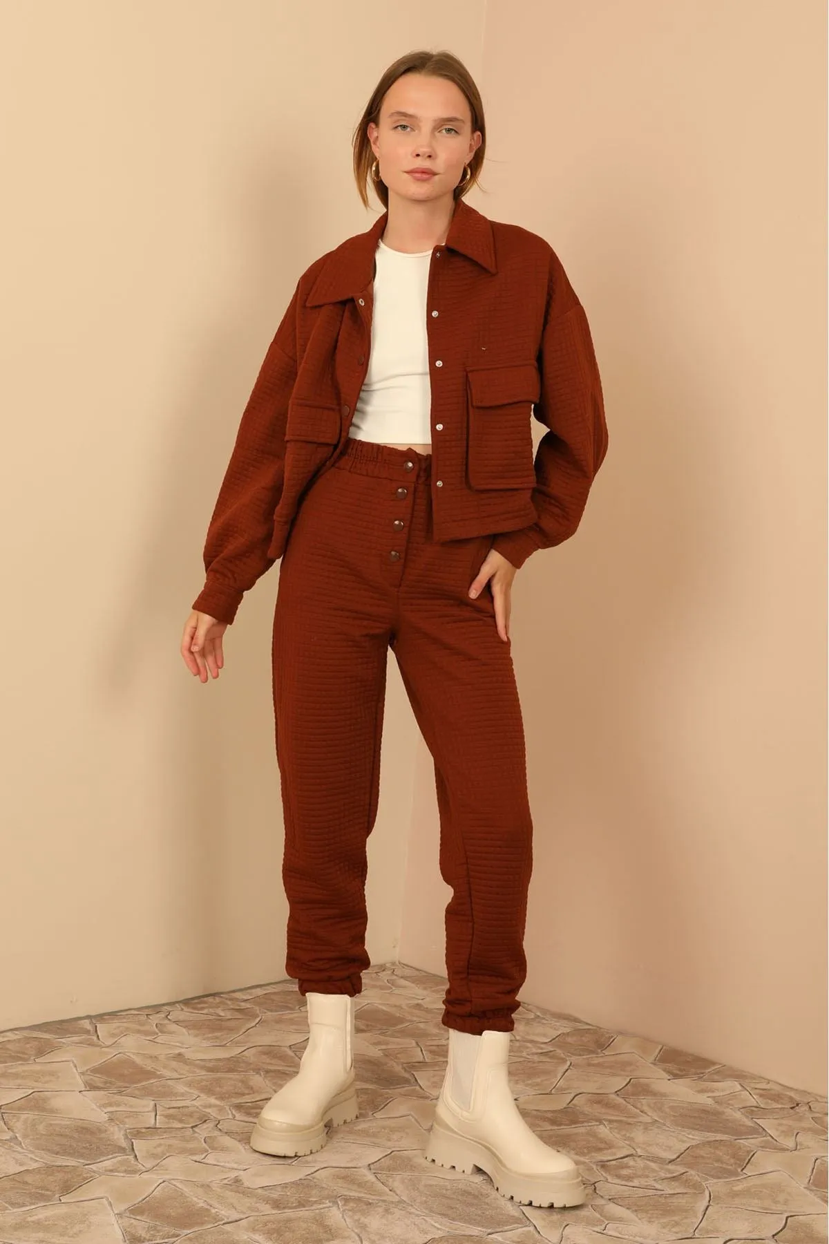 KKT Quilted Fabric Long Sleeve Shirt Collar Hip Height Oversize Button Up Women Jacket - Brown - Écija