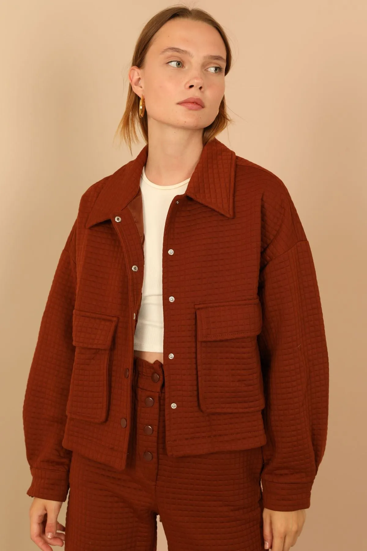 KKT Quilted Fabric Long Sleeve Shirt Collar Hip Height Oversize Button Up Women Jacket - Brown - Écija