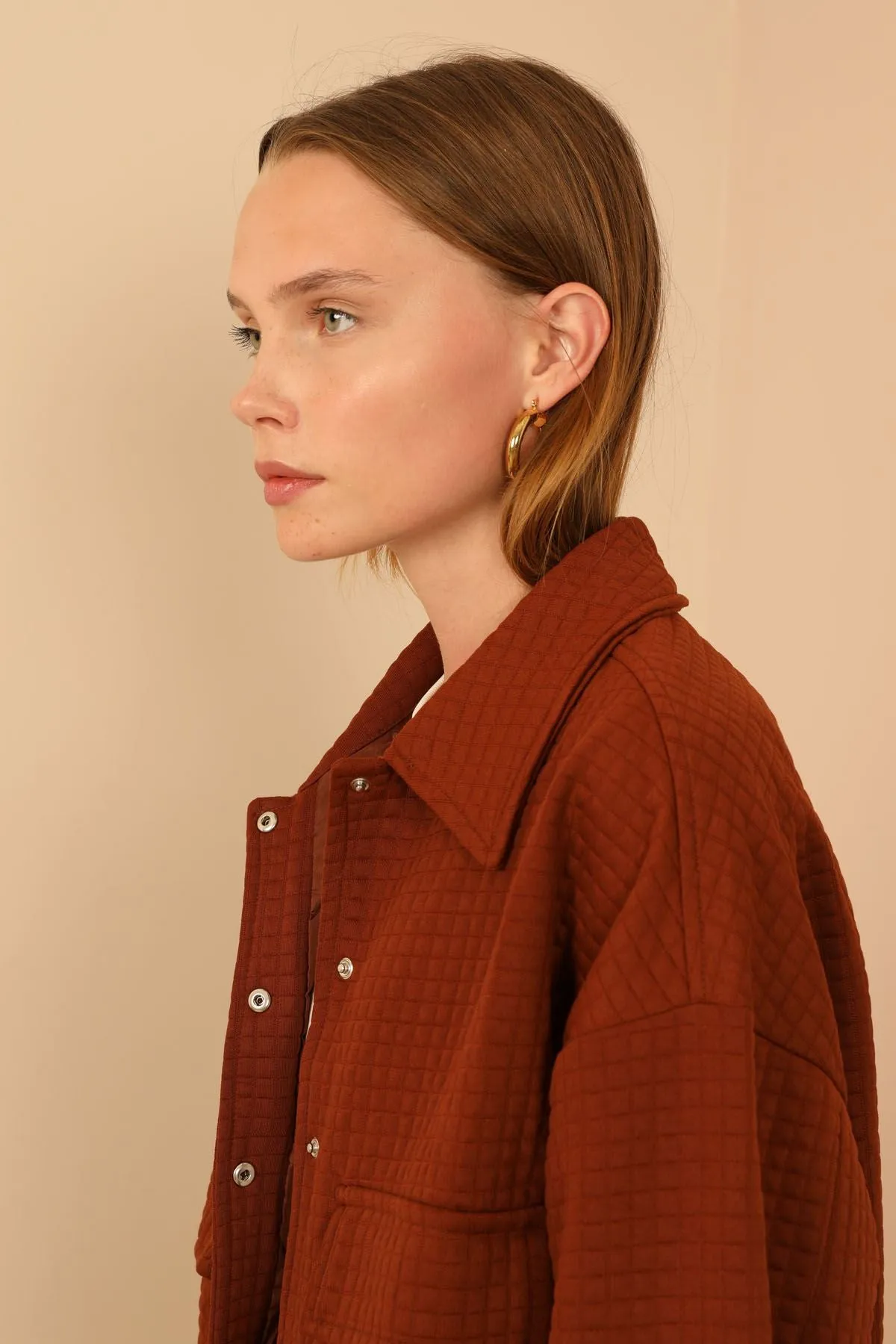 KKT Quilted Fabric Long Sleeve Shirt Collar Hip Height Oversize Button Up Women Jacket - Brown - Écija