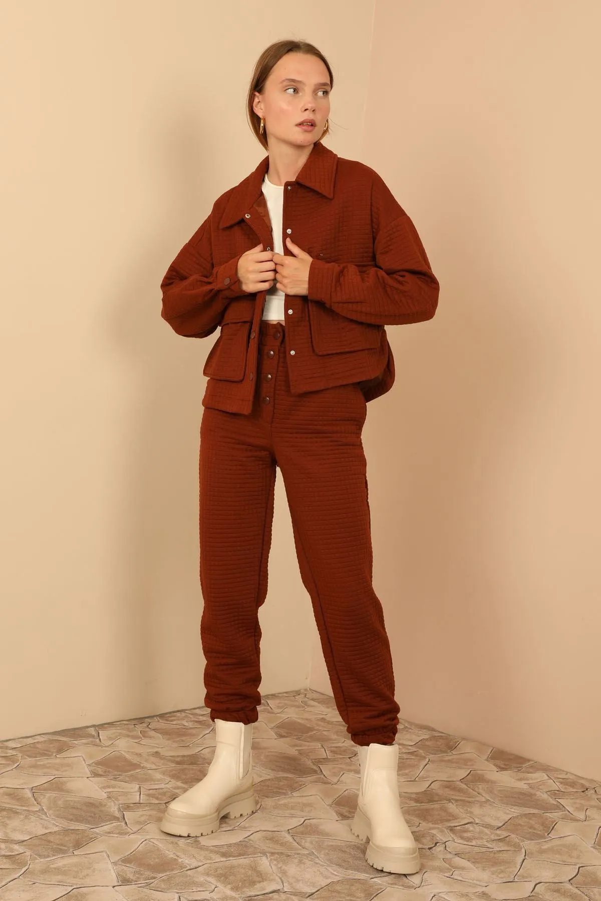 KKT Quilted Fabric Long Sleeve Shirt Collar Hip Height Oversize Button Up Women Jacket - Brown - Écija