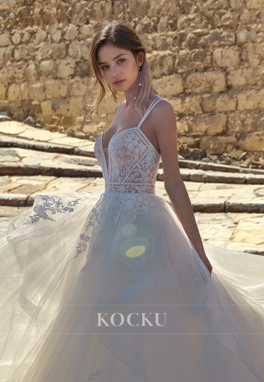 Spaghetti Straps A-Line V-Neck Brush Train Pleats Lace Wedding Dress Bridal Gown with Appliques